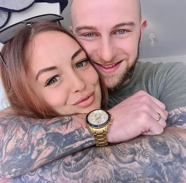 A "causa da morte" da mãe britânica Beth Martin revelou: Beth Martin, retratada com o marido Luke, morreu por causa de intoxicação alimentar, um relatório observou