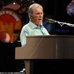 O ícone de Beach Boys, a causa de morte de Brian Wilson, foi revelado publicamente duas semanas depois que ele foi aos 82 anos; Imagem 2020 em Miami