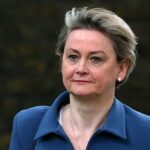 O secretário do Interior Yvette Cooper (foto) divulgou um pedido de desculpas público em nome do estado para as vítimas das gangues