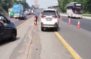 A densidade do fluxo de tráfego na estrada de pedágio Yakarta-Cikampek, a distância do contrato é reduzida A densidade do fluxo de tráfego na estrada de pedágio Yakarta-Cikampek, a distância do contrato é reduzida