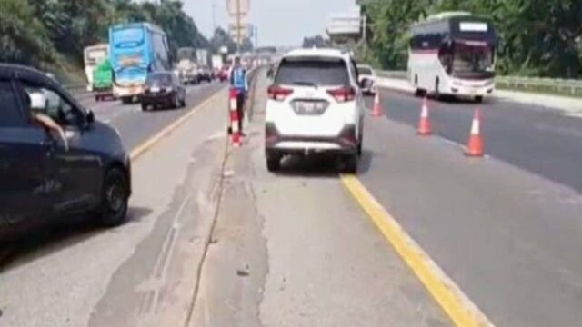 A densidade do fluxo de tráfego na estrada de pedágio Yakarta-Cikampek, a distância do contrato é reduzida

