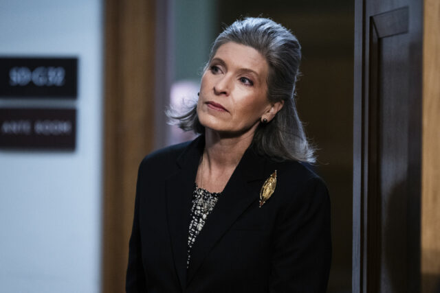 A desculpa do sarcac de Juni Ernst para os respeitos do meio do Medicaid Furt

