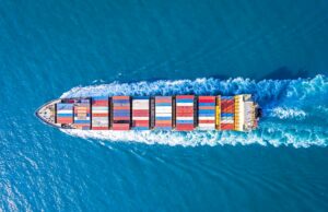 A AMOGY levanta US $ 80 milhões para fornecer aos navios e data centers de amônia overhead shot as cargo ship sails on a blue sea.
