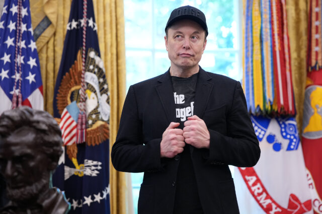 A entrevista de Mong Musk está saindo do Rails quando perguntados sobre as políticas de Trump

