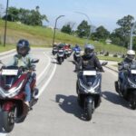 A escolha da motocicleta com bagagem jumbo, pronta para transportar muitos produtos
