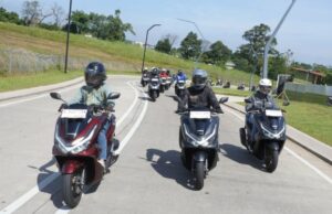 A escolha da motocicleta com bagagem jumbo, pronta para transportar muitos produtos A escolha da motocicleta com bagagem jumbo, pronta para transportar muitos produtos