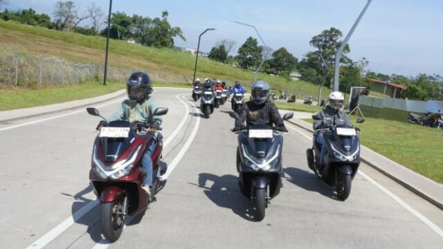 A escolha da motocicleta com bagagem jumbo, pronta para transportar muitos produtos

