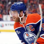 A esposa de Connor McDavid, Lauren, lança luz sobre os "equívocos" e "tensão" de ser uma esposa de hóquei