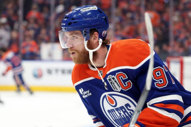 A esposa de Connor McDavid, Lauren, lança luz sobre os "equívocos" e "tensão" de ser uma esposa de hóquei

