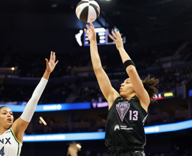 Janelle Salaün (13) por Valquírias do Golden State no terceiro trimestre do Chase Center em São Francisco, Califórnia, no domingo, 1º de junho de 2025, um tiro contra o Naphesa Collier de Minnesota Lynx (24). (NHAT V. Meyer/Bay Area News Group).