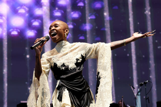 A estrela 'Wicked', Cynthia Arivo, chama os críticos de seu novo papel


