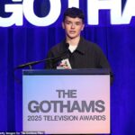 A estrela da adolescência Owen Cooper ganhou muito por sua representação de um jovem suspeito de assassinato no Gotham TV Awards 2025