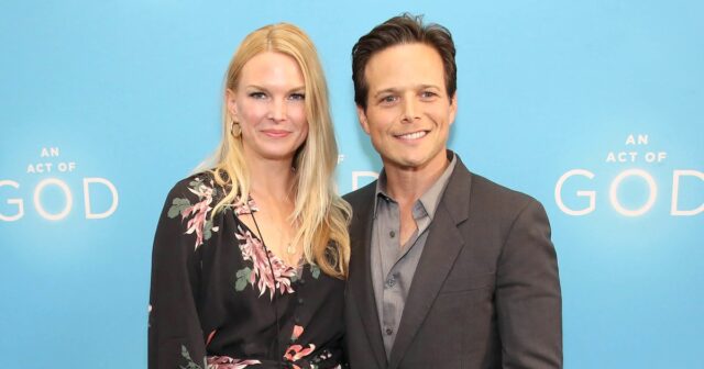 A estrela de 'Party of Five' Scott Wolf e sua esposa Kelley estão se divorciando: 'Uma viagem longa e tranquila'


