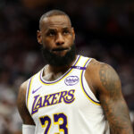 A estrela do Lakers, LeBron Karisses, revela seus planos futuros no