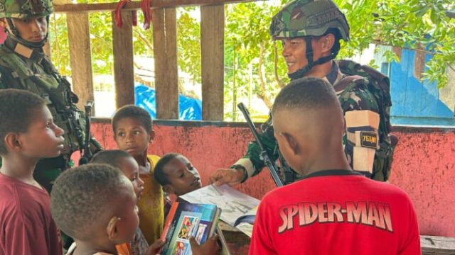A história das tropas da TNI Black Swallow incorporadas para se tornar um professor dentro da Papua

