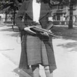 As irmãs Freddie e Truus Oversteegen (foto) explodiram pontes e trilhos de ferrovia com dinamite, contrabandeando crianças judias de campos de concentração e tocaram o maior número de nazistas que podiam, com uma arma de fogo escondida na cesta em sua bicicleta