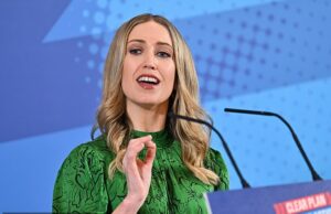 A ideologia radical pode finalmente ser proibida de escolas com trabalho disse “Stop Dating” e proteger as crianças As escolas podem finalmente ser forçadas a parar de ensinar pessoas transgêneros radicais em uma nova lei que será apresentada por Tories (Figura: Secretária de Educação Sombra Laura Trott)