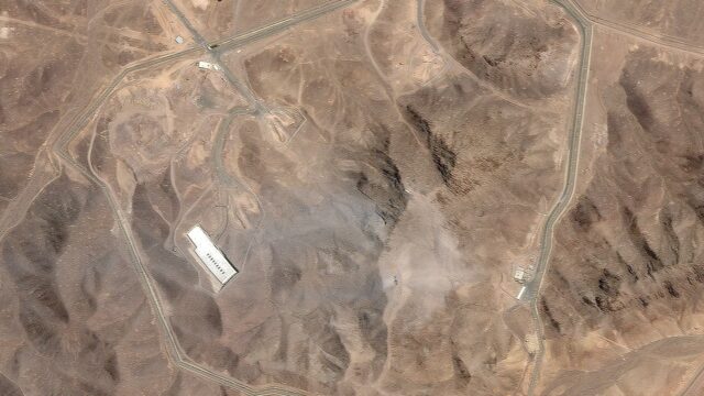 A imagem de satélite mostra o dispositivo nuclear de Fordw após um enorme greve de bomba

