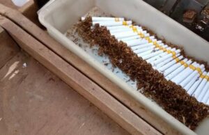 A indústria de Kretek está deprimida pela regulamentação do governo, apesar da doação de centenas de bilhões para o país. A indústria de Kretek está deprimida pela regulamentação do governo, apesar da doação de centenas de bilhões para o país.