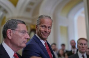 A lei fiscal do Senado Republicano adicionaria 3,3 trilhões de dólares americanos, diz CBO, diz CBO A lei fiscal do Senado Republicano adicionaria 3,3 trilhões de dólares americanos, diz CBO, diz CBO