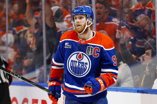A lenda de NHL Jaromír Jagr, Michael Jordan, Gretzky e Lemieux, contendo a corajosa entrada Connor McDavid: 