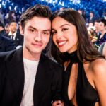 Olivia Rodrigo e seu namorado Louis Partridge são sorrisos em 2025 Grammys