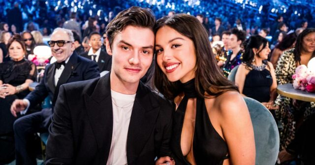 Olivia Rodrigo e seu namorado Louis Partridge são sorrisos em 2025 Grammys