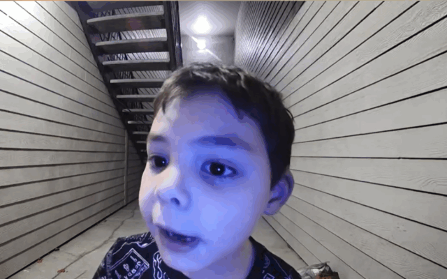 A mãe recebe a notificação da porta da porta, grite com o que o filho de 6

