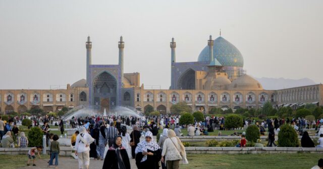 À medida que bombas e mísseis caem no Irã, os tesouros arquitetônicos de Isfahan enfrentam um destino incerto


