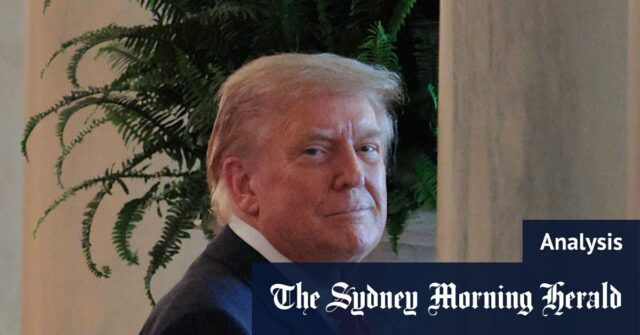 Donald Trump (centro) conversando com o secretário-geral da OTAN, Mark Rutte (à esquerda). 