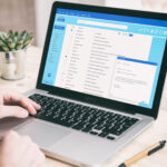 A mulher de preparação para a resposta dos colegas de trabalho Gen Z à solicitação no email