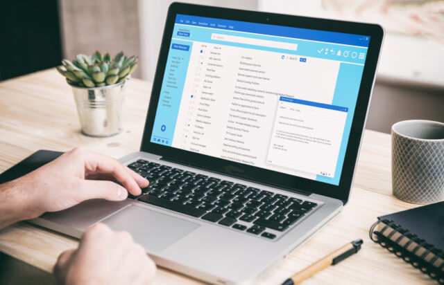 A mulher de preparação para a resposta dos colegas de trabalho Gen Z à solicitação no email


