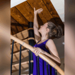 A mulher lembra o que está em sua atenção para quem se esconde