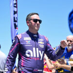 A namorada de Alex Bowman levanta a seção de estilo com biquíni branco na viagem de barco do casal