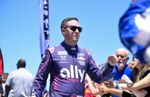 A namorada de Alex Bowman levanta a seção de estilo com biquíni branco na viagem de barco do casal A namorada de Alex Bowman levanta a seção de estilo com biquíni branco na viagem de barco do casal