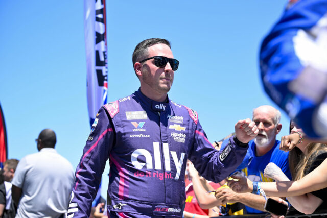 A namorada de Alex Bowman levanta a seção de estilo com biquíni branco na viagem de barco do casal

