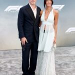 A namorada da lacuna de idade de Brad Pitt, Ines de Ramon, vestiu um visual de inspiração de noiva extremamente arriscado enquanto apoiava a estrela na estréia de Nova York em seu filme F1 na segunda-feira.