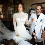 Lauren Sanchez (foto com uma equipe de alfaiate da Dolce & Gabbana) foi a garota da capa digital da Vogue para sua edição de junho