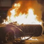 As ruas de Oakland desceram para a destruição do estilo Mad Max quando as 'shows laterais ilegais do carro se desenvolveram pela cidade durante as primeiras horas do domingo à noite