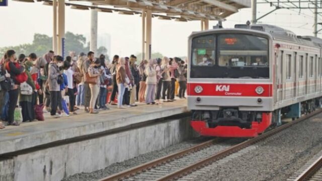 A pista de passageiros para cima e para baixo na estação Krl Tanah Abang mudou de 29 de junho de 2025


