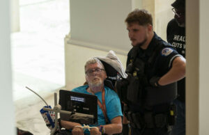 A polícia do Capitólio pega idosos em cadeiras de shoench durante o protesto do Medicaid A polícia do Capitólio pega idosos em cadeiras de shoench durante o protesto do Medicaid