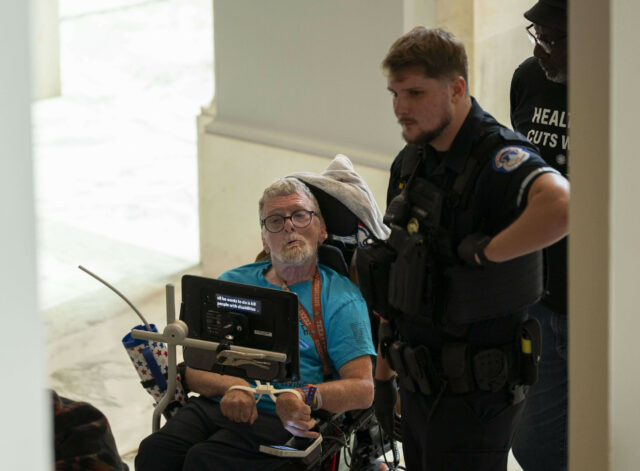 A polícia do Capitólio pega idosos em cadeiras de shoench durante o protesto do Medicaid

