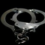 A polícia prendeu 4 pessoas durante um ataque da festa de metanfetamina em Pamekasan, um aposentado