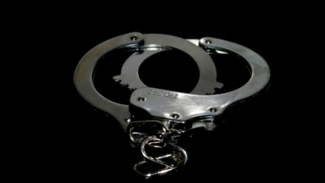 A polícia prendeu 4 pessoas durante um ataque da festa de metanfetamina em Pamekasan, um aposentado

