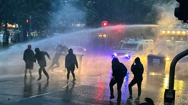 A polícia usa canhão de água em resposta à violência contra imigrantes na Irlanda do Norte

