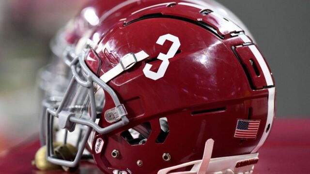 A primeira irmã gêmea do Alabama, QB Russell, morre

