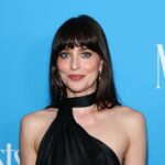 Quando os fãs entraram em frente à Divisão de Dakota Johnson e Chris Martin, uma fonte revelou a verdadeira razão por trás da divisão na terça -feira: os pés frios de Martin; (Dakota em 7 de junho)