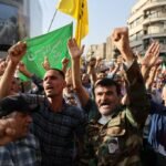 Os iranianos em uma manifestação em Teerã após ataques americanos em três instalações nucleares dos países em 22 de junho de 2025.