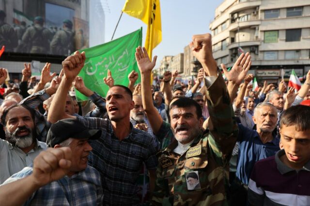 Os iranianos em uma manifestação em Teerã após ataques americanos em três instalações nucleares dos países em 22 de junho de 2025.