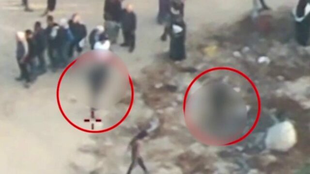 A tensão aumenta quando Israel nega fortemente fogo nos palestinos em um ponto humanitário em Gaza


